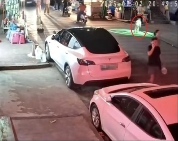 配配网配资 大理一幼童躺街上被快递货车碾压身亡，目前正在责任认定中